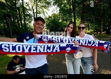 Colonia, Germania. 25 giugno 2024. Tifosi sloveni prima della partita di calcio UEFA Euro 2024 tra Inghilterra e Slovenia allo stadio di Colonia, Colonia, Germania. (Igor Kupljenik/SPP) credito: SPP Sport Press Photo. /Alamy Live News Foto Stock