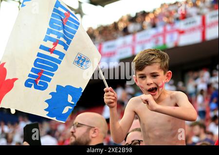 Colonia, Germania. 25 giugno 2024. Tifosi inglesi prima della partita di calcio UEFA Euro 2024 tra Inghilterra e Slovenia allo stadio di Colonia, Colonia, Germania. (Igor Kupljenik/SPP) credito: SPP Sport Press Photo. /Alamy Live News Foto Stock