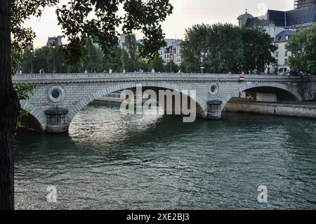 Il Pont Louis-Philippe, un ponte sul fiume Senna a Parigi Foto Stock