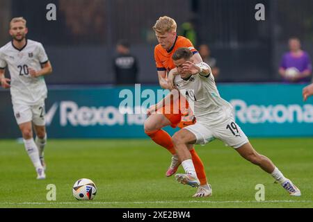 BERLINO, GERMANIA - GIUGNO 25: Jerdy Schouten dei Paesi Bassi, Christoph Baumgartner dell'Austria durante la partita UEFA EURO 2024 del gruppo D tra Paesi Bassi e Austria all'Olympiastadion il 25 giugno 2024 a Berlino, Germania. (Foto di Andre Weening/Orange Pictures)/Alamy Live News Foto Stock