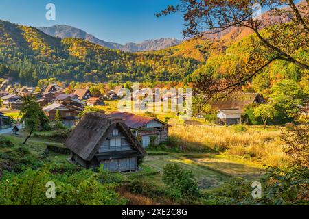 Villaggio di Shirakawago Gifu Giappone, storica casa tradizionale giapponese di Gassho nel villaggio di Shirakawa nella stagione autunnale del fogliame Foto Stock