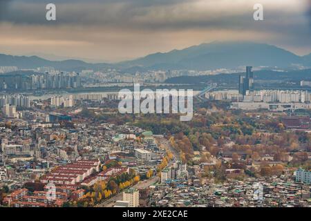 Seoul Corea del Sud, skyline della città nel centro di Seoul e vista sul fiume Han dal monte Namsan in auto Foto Stock