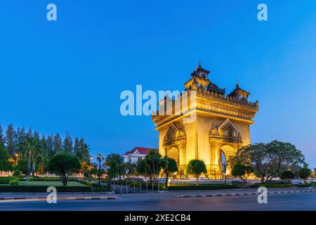 Vientiane Laos, skyline notturno della città a Patuxai (Patuxay), il punto di riferimento più famoso di Vientiane Foto Stock