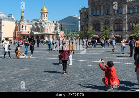 Mosca, Russia - 26 maggio 2018: I turisti catturano i ricordi presso l'iconica Piazza Rossa. Foto Stock