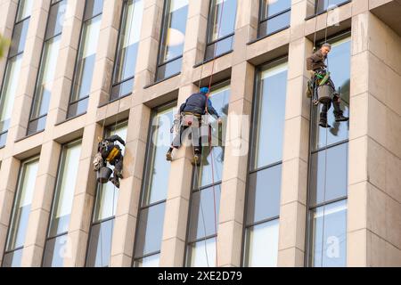 Mosca, Russia - 29 aprile 2019: Lavavetri al lavoro su un grattacielo. Foto Stock