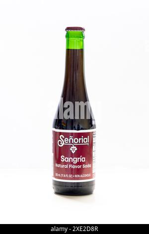 Calgary, Alberta, Canada. 15 settembre 2023. Una bottiglia di SeÃ±orial SangrÃ­a Natural Flavour Soda con 330 ml di bevanda analcolica. Foto Stock