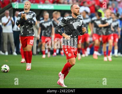 Monaco, Germania. 25 giugno 2024. Calcio, UEFA Euro 2024, Campionato europeo, Danimarca - Serbia, turno preliminare, gruppo C, Matchday 3, Munich Football Arena, il danese Christian Eriksen si scalda prima della partita. Crediti: Sven Hoppe/dpa/Alamy Live News Foto Stock