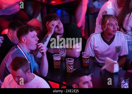 Tifosi inglesi al BOXPark di Liverpool, che guardano la partita UEFA Euro 2024 del gruppo C tra Inghilterra e Slovenia. Data foto: Martedì 25 giugno 2024. Foto Stock