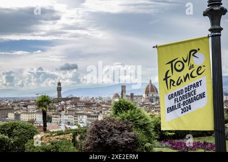 Firenze, Francia. 25 giugno 2024. Immagine scattata nel centro di Firenze durante i preparativi per la gara ciclistica Tour de France 2024, martedì 25 giugno 2024, a Firenze, Italia. La 111a edizione del Tour de France inizia sabato 29 giugno a Firenze, Italia, e si conclude a Nizza, Francia, il 21 luglio. BELGA FOTO DAVID PINTENS credito: Belga News Agency/Alamy Live News Foto Stock