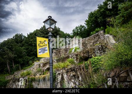 Firenze, Francia. 25 giugno 2024. L'immagine mostra i preparativi in vista della gara ciclistica Tour de France 2024, martedì 25 giugno 2024, a Firenze, Italia. La 111a edizione del Tour de France inizia sabato 29 giugno a Firenze, Italia, e si conclude a Nizza, Francia, il 21 luglio. BELGA PHOTO JASPER JACOBS credito: Belga News Agency/Alamy Live News Foto Stock