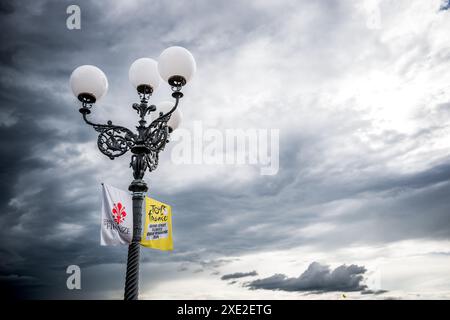 Firenze, Francia. 25 giugno 2024. L'immagine mostra i preparativi in vista della gara ciclistica Tour de France 2024, martedì 25 giugno 2024, a Firenze, Italia. La 111a edizione del Tour de France inizia sabato 29 giugno a Firenze, Italia, e si conclude a Nizza, Francia, il 21 luglio. BELGA PHOTO JASPER JACOBS credito: Belga News Agency/Alamy Live News Foto Stock