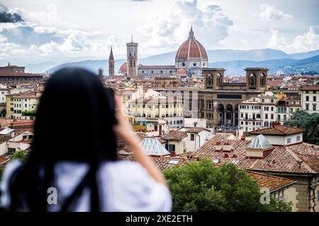 Firenze, Francia. 25 giugno 2024. L'immagine mostra i preparativi in vista della gara ciclistica Tour de France 2024, martedì 25 giugno 2024, a Firenze, Italia. La 111a edizione del Tour de France inizia sabato 29 giugno a Firenze, Italia, e si conclude a Nizza, Francia, il 21 luglio. BELGA PHOTO JASPER JACOBS credito: Belga News Agency/Alamy Live News Foto Stock