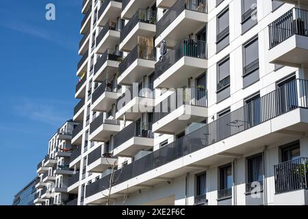 Moderno edificio di appartamenti bianco visto a Berlino, Germania Foto Stock