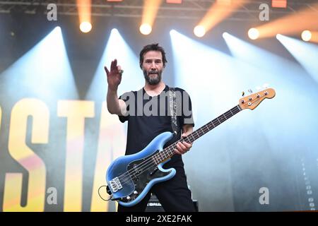 Zagabria, Croazia, 250624. L'attore americano Keanu Reeves si esibisce con la band Dogstar al secondo giorno del festival INmusic al lago Jarun. Foto: Vanesa Pandzic / CROPIX Zagabria Croazia Copyright: XxVanesaxPandzicx/xCROPIXx dogstar inmusic14-250624 Foto Stock