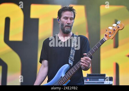 Zagabria, Croazia, 250624. L'attore americano Keanu Reeves si esibisce con la band Dogstar al secondo giorno del festival INmusic al lago Jarun. Foto: Vanesa Pandzic / CROPIX Zagabria Croazia Copyright: XxVanesaxPandzicx/xCROPIXx dogstar inmusic2-250624 Foto Stock