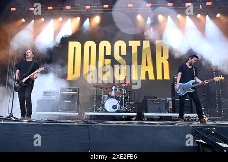 Zagabria, Croazia, 250624. L'attore americano Keanu Reeves con Bret Domrose e Robert mailhouse si esibisce con la band Dogstar al secondo giorno del festival INmusic al lago Jarun. Foto: Vanesa Pandzic / CROPIX Zagabria Croazia Copyright: XxVanesaxPandzicx/xCROPIXx dogstar inmusic11-250624 Foto Stock