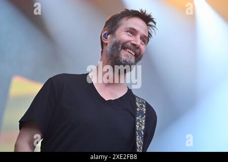 Zagabria, Croazia, 250624. L'attore americano Keanu Reeves si esibisce con la band Dogstar al secondo giorno del festival INmusic al lago Jarun. Foto: Vanesa Pandzic / CROPIX Zagabria Croazia Copyright: XxVanesaxPandzicx/xCROPIXx dogstar inmusic3-250624 Foto Stock