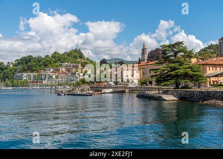 Veduta della cittadina di Laveno Mombello, situata sulle sponde del Lago maggiore, provincia di Varese, Lombardia, Italia Foto Stock