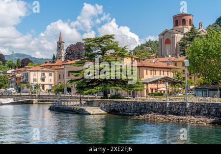 Veduta della cittadina di Laveno Mombello, situata sulle sponde del Lago maggiore, provincia di Varese, Lombardia, Italia Foto Stock
