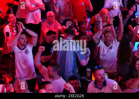 Tifosi inglesi al BOXPark di Liverpool, che guardano la partita UEFA Euro 2024 del gruppo C tra Inghilterra e Slovenia. Data foto: Martedì 25 giugno 2024. Foto Stock