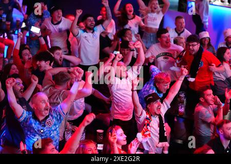 Tifosi inglesi al BOXPark di Liverpool, che guardano la partita UEFA Euro 2024 del gruppo C tra Inghilterra e Slovenia. Data foto: Martedì 25 giugno 2024. Foto Stock