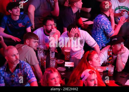 Tifosi inglesi al BOXPark di Liverpool, che guardano la partita UEFA Euro 2024 del gruppo C tra Inghilterra e Slovenia. Data foto: Martedì 25 giugno 2024. Foto Stock