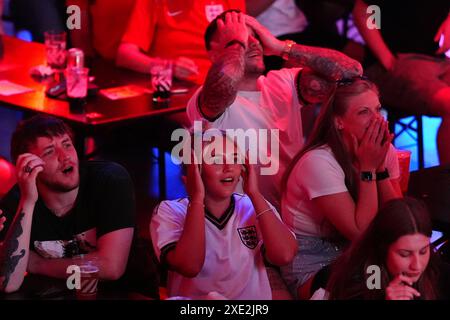 Tifosi inglesi al BOXPark di Liverpool, che guardano la partita UEFA Euro 2024 del gruppo C tra Inghilterra e Slovenia. Data foto: Martedì 25 giugno 2024. Foto Stock