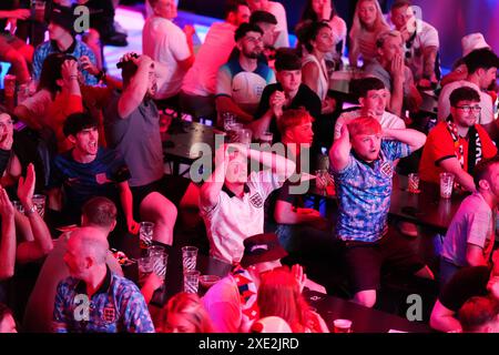 Tifosi inglesi al BOXPark di Liverpool, che guardano la partita UEFA Euro 2024 del gruppo C tra Inghilterra e Slovenia. Data foto: Martedì 25 giugno 2024. Foto Stock