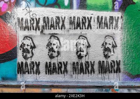 Graffiti a tema Marx nero e argento sul muro dei graffiti Suvilahti a Helsinki, Finlandia Foto Stock