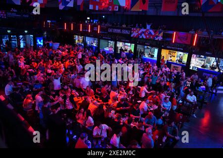 Tifosi inglesi al BOXPark di Liverpool, che guardano la partita UEFA Euro 2024 del gruppo C tra Inghilterra e Slovenia. Data foto: Martedì 25 giugno 2024. Foto Stock