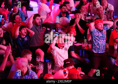 Tifosi inglesi al BOXPark di Liverpool, che guardano la partita UEFA Euro 2024 del gruppo C tra Inghilterra e Slovenia. Data foto: Martedì 25 giugno 2024. Foto Stock