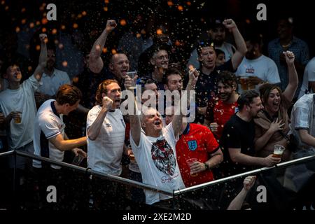 Londra, Inghilterra. Martedì 25 giugno 2024. I fan reagiscono al 4TheFans fan Park di Greenwich, Londra. Crediti: Ben Whitley/Alamy Live News Foto Stock