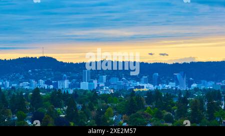 Vista aerea dello skyline di Portland con Green Hills e il primo piano suburbano Foto Stock