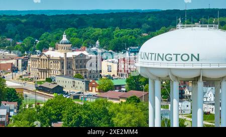 Veduta aerea della torre acquatica di Huntington e del tribunale Foto Stock