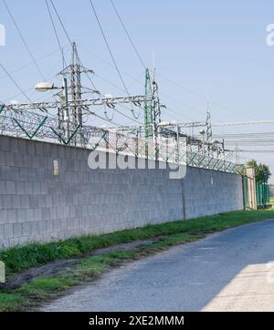 Recinzione di filo spinato. Recinzione di filo spinato a spirale. Area riservata. Foto Stock