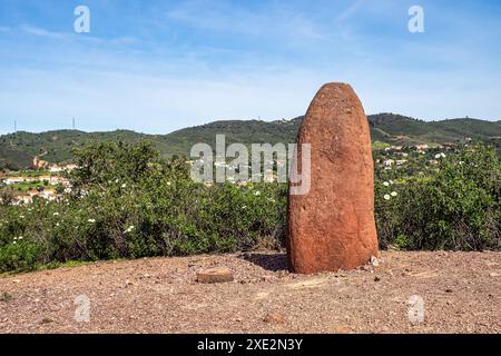 Menir di arenaria risalente al 6000-4500 a.C. sulle colline asciutte vicino a vale Fuzeiros, Algarve in Portogallo. Circuito Arqueologico da Vilarinha Foto Stock