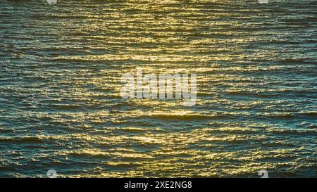 L'ora d'oro aerea delle onde oceaniche in movimento Foto Stock