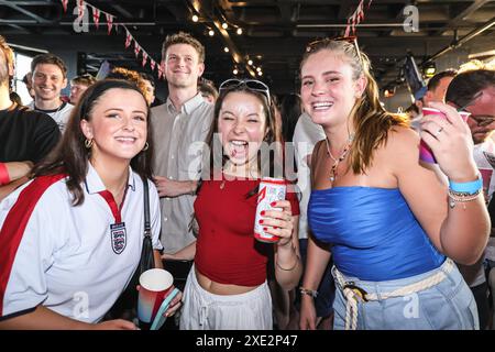 Londra, Regno Unito. 25 giugno 2024. I tifosi inglesi guardano Inghilterra contro Slovenia al 4TheFans Dalston, una sede per tifosi che proietta la partita al Dalston Roofpark di Londra. Crediti: Imageplotter/Alamy Live News Foto Stock