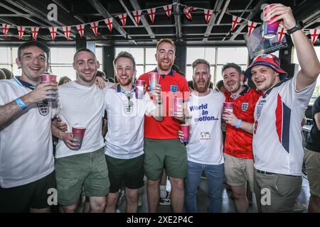 Londra, Regno Unito. 25 giugno 2024. I tifosi inglesi guardano Inghilterra contro Slovenia al 4TheFans Dalston, una sede per tifosi che proietta la partita al Dalston Roofpark di Londra. Crediti: Imageplotter/Alamy Live News Foto Stock