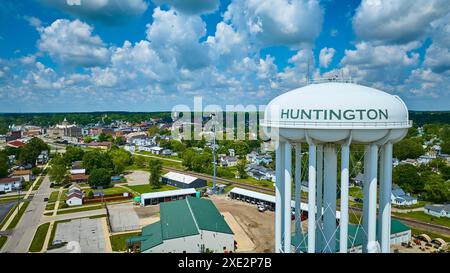 Veduta aerea della Huntington Water Tower e del centro città sotto il cielo pieno di nuvole Foto Stock