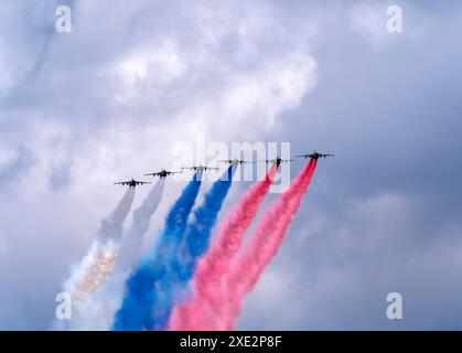 MOSCA, RUSSIA - 7 MAGGIO 2021: Sfilata di Avia a Mosca. Gruppo di combattenti russi Sukhoi su-25 con bandiera russa dipinta nel cielo Foto Stock