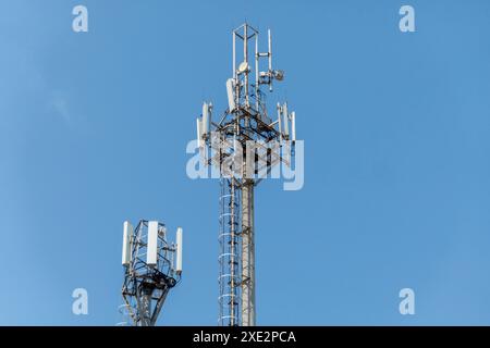 Apparecchiature di telecomunicazione per reti radio 5G con moduli radio e antenne intelligenti montate su un metallo Foto Stock