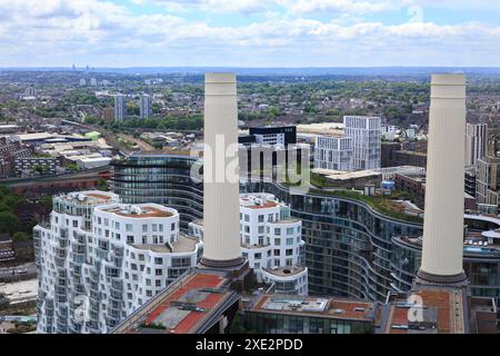 Battersea Power Station, Londra, 20-05-24. Una volta era una vecchia centrale elettrica ora rinnovata in negozi e ristoranti di lusso. L'ascensore situato in una delle c Foto Stock