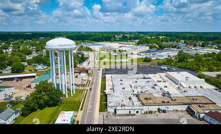 Veduta aerea delle aree industriali e residenziali della Water Tower di Huntington, Indiana Foto Stock
