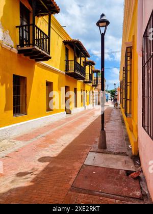 Colombia, Santa Marta, terrazze tipiche con struttura in legno Foto Stock