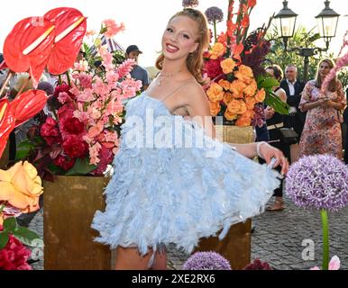 Berlino, Germania. 25 giugno 2024. La modella Anna Ermakova viene alla festa estiva di BILD hilft e.V. 'Ein Herz für Kinder' al Wannseeterrassen. Crediti: Jens Kalaene/dpa/Alamy Live News Foto Stock