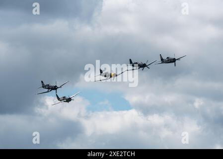 Formazione di velivoli d'epoca della Marina della seconda guerra mondiale in volo al Sywell Airshow 2024 nel Northamptonshire, Regno Unito. Aerei della marina britannica e americana Foto Stock
