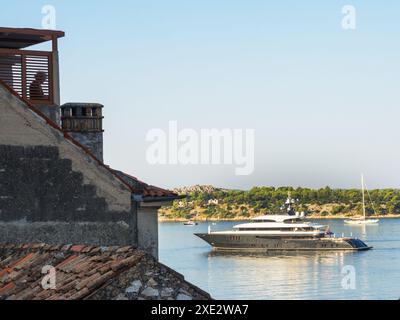 Yacht di lusso che entra nel porto di sibenik Foto Stock