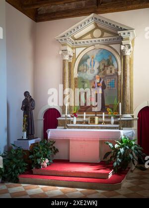 Herceg Novi, Montenegro altare della piccola chiesa di Leopold Mandic nella parte storica di Herceg Novi Foto Stock