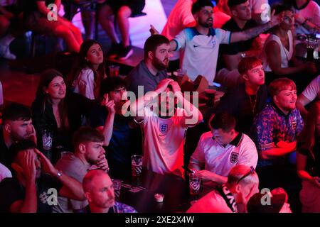 Tifosi inglesi al BOXPark di Liverpool, che guardano la partita UEFA Euro 2024 del gruppo C tra Inghilterra e Slovenia. Data foto: Martedì 25 giugno 2024. Foto Stock
